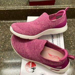 Like new! Sketchers Arch Fit Slip On Sneakers